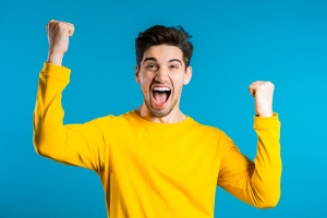 ragazzo sorridente in maglia gialla