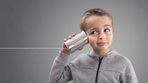 bambino con telefono senza fili 