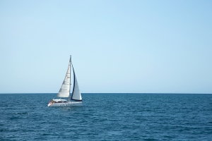 dillo facile con paolo d&#039;andrea. barca a vela in mezzo al mare azzurro